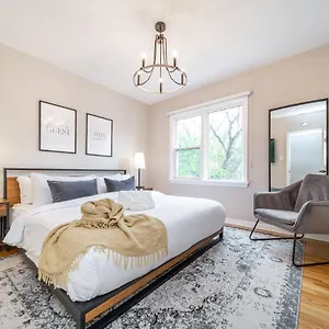 6 Bed Chic Stylish - 5 Mins To U Of A & Whyte Ave - Fast Wi-fi - Free Parking & Netflix Edmonton