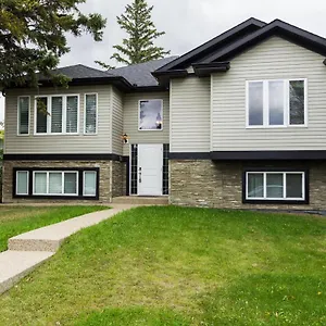 French Garden Escape I Walk To River Valley I W Free Parking & Fast Wifi! Edmonton